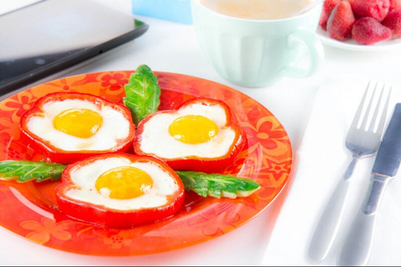 Fried eggs with bell peppers - a hearty dish on the egg diet menu
