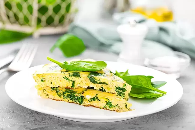 omelet with herbs on a carbohydrate diet
