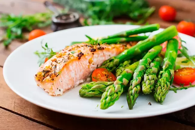 salmon with asparagus on a carbohydrate-free diet